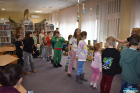 Dzieci stoją w rzędzie