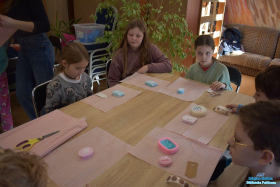 dzieci siedzą przy stoliku