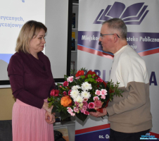 Pan wręcza kwiaty Pani