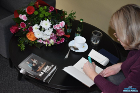 Pani podpisuje książkę