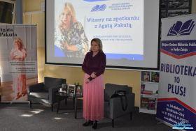 Pani stoi a w tle za nią slajd na rzutniku