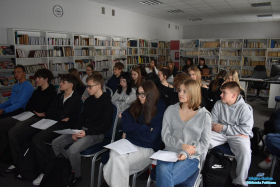 Młodzież siedzi na krzesłach