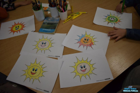 Prace plastyczne leżą na stoliku