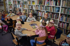 Dzieci siedzą przy stoliku