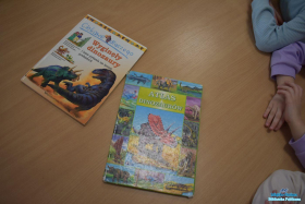 Książki leżą na stoliku