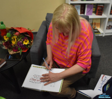 Pani podpisuje książkę