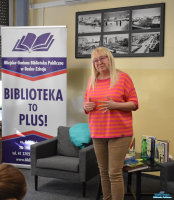 Pani stoi i mówi do zebranych