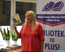 Pani trzyma książkę w ręce