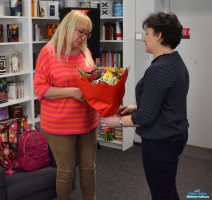 Pani wręcza kwiaty drugiej Pani