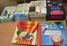 Książki leżą na stoliku