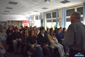 Pan mówi do zebranej młodzieży