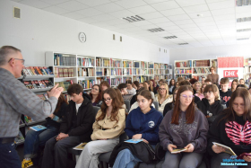 Pan mówi do zebranej młodzieży