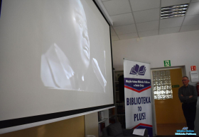 Pan stoi i patrzy na slajd na rzutniku