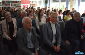 Goście zebrani na spotkaniu autorskim