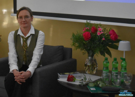 Pani siedzi w fotelu, a Pan i Pani stoją