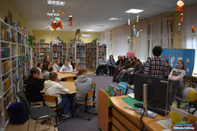 Pani stoi, a młodzież siedzi i słucha