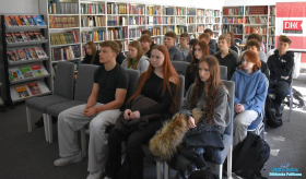 Młodzież siedzi na krzesłach