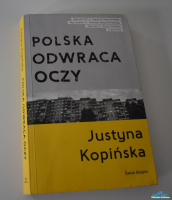 Książka leży na stoliku