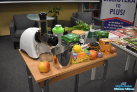 Produkty spożywcze i wyciskarka stojące na stole