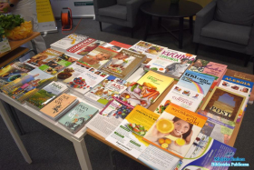 Zbiór książek o tematyce żywieniowej leżących na stole