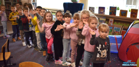 Grupa dzieci pozuje do zdjęcia