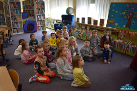 Grupa dzieci siedzi na podłodze