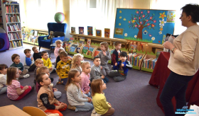 Pani stoją dzieci siedzą na podłodze