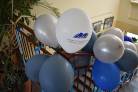 Balony zawieszone na barierce