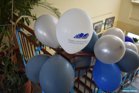 Balony zawieszone na barierce