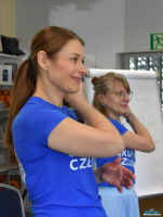 Dwie Panie w niebieskich bluzkach