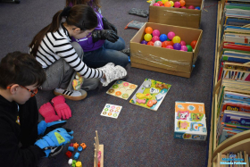 Dzieci podczas wykonywania zadań warsztatowych