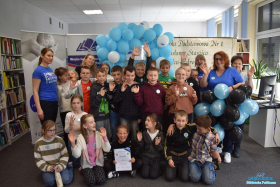 Dzieci pozują do zdjęcia razem z Paniami