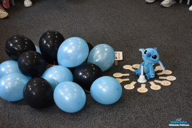 Balony i maskotka leżą na podłodze