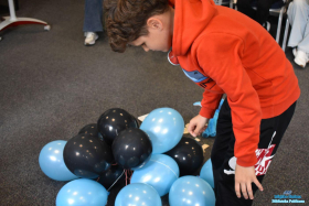 Chłopiec przebija balona