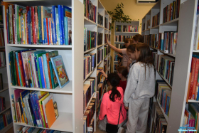 Dzieci stoją między półkami