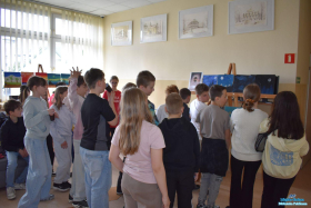 Grupa dzieci ogląda obrazy