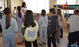 Pani stoi z dziećmi na holu