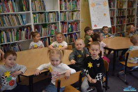 Dzieci siedzą przy stolikach