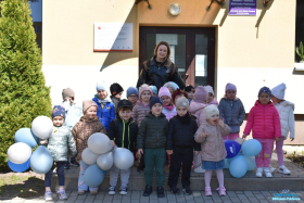 Dzieci z Panią pozują do zdjęcia