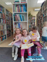 Trzy dziewczynki oglądają książki