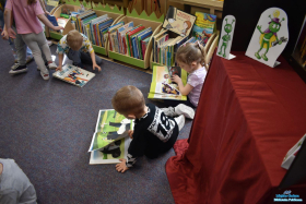 Dzieci oglądają książki