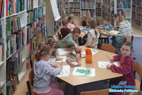 Dzieci wykonują prace plastyczne