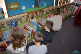 Dzieci oglądają książki
