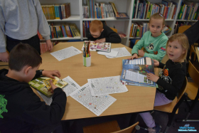 Dzieci siedzą przy stoliku