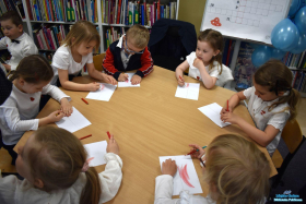 Grupa dzieci podczas wykonywania prac plastycznych