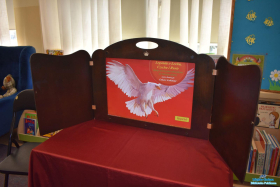 Teatrzyk kamisibai stoi na stoliku