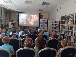 Pan pokazuje dzieciom slajd z prezentacji