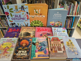Książki stoją na stoliku