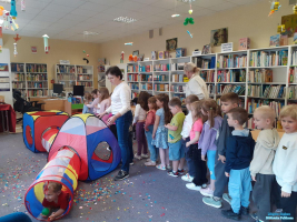 Dzieci stoją obok namiotu