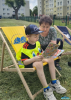 Chłopiec i Pani trzymają książkę